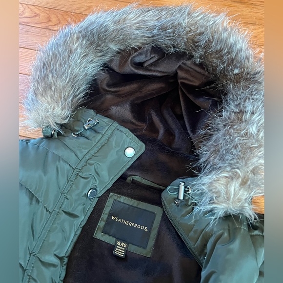 Warm Winter Coat. Dark Green. No flaws whatsoever. Adjustable waist. - Picture 2 of 9